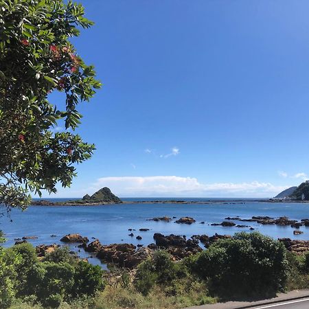 Seafront Haven In Island Bay With Deck, Outdoor Bath, And Parking Appartement Wellington Buitenkant foto