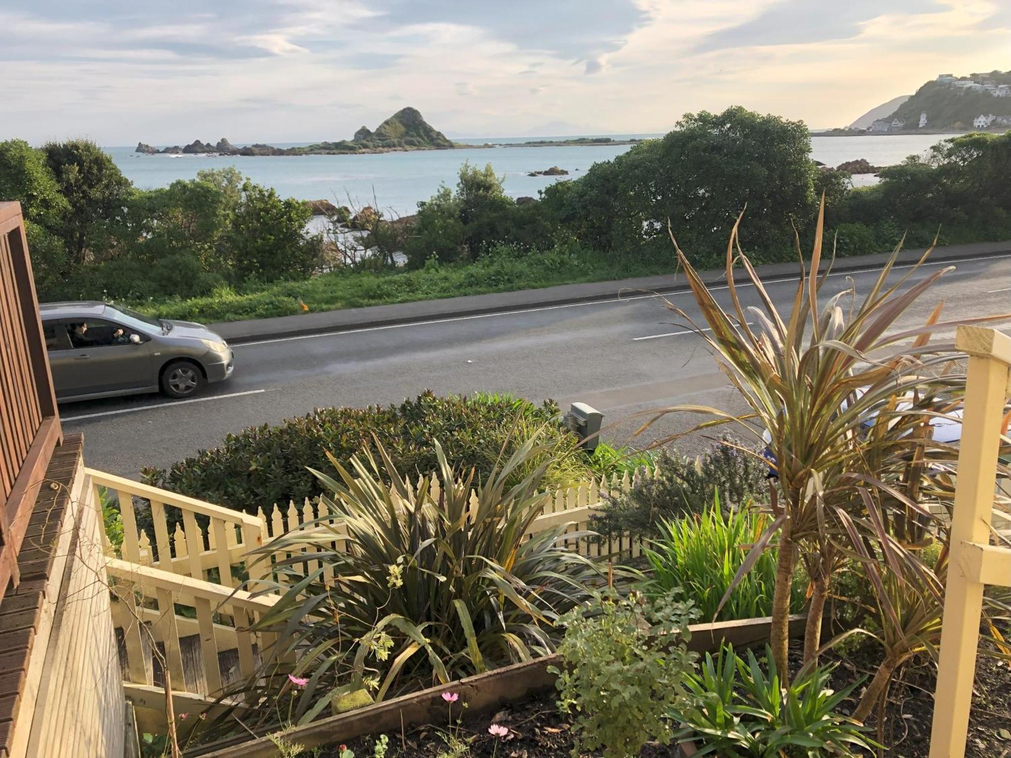 Seafront Haven In Island Bay With Deck, Outdoor Bath, And Parking Appartement Wellington Buitenkant foto