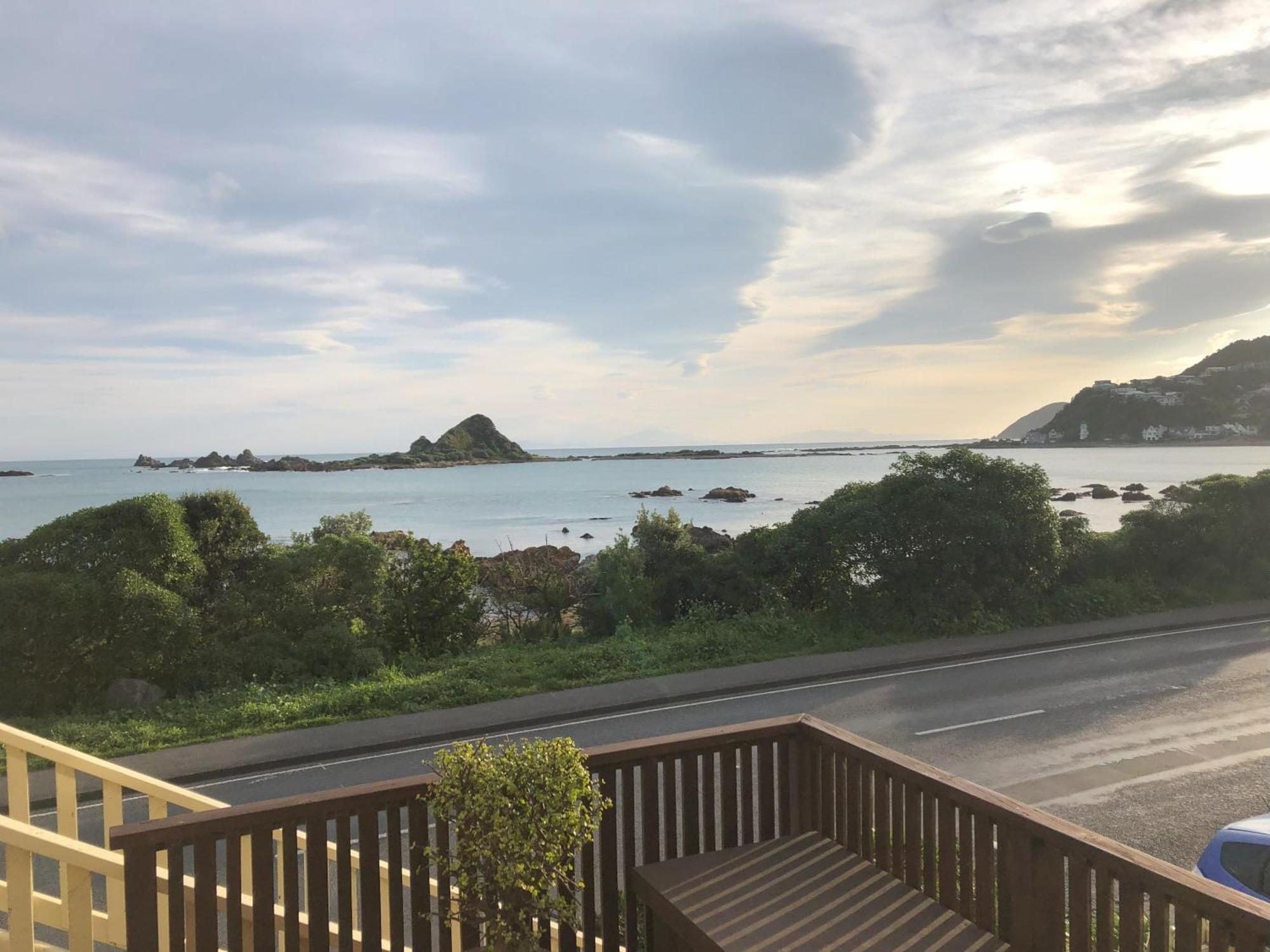 Seafront Haven In Island Bay With Deck, Outdoor Bath, And Parking Appartement Wellington Buitenkant foto